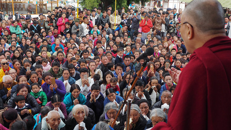 ダライ・ラマ法王を歓迎しようと集まったテンジンガン・チベット人居住区の地元のチベット人にお話をされる法王。2017年4月4日、インド、アルナーチャル・プラデーシュ州（撮影：ジェレミー・ラッセル / 法王庁）