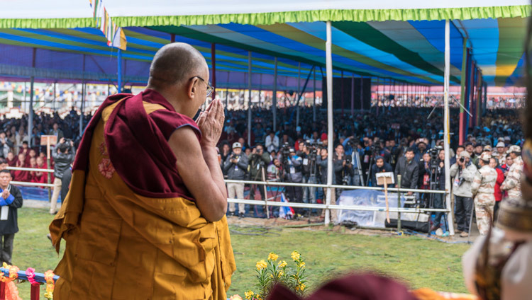 ブッダパークに到着され、1万5千人の聴衆に向けて挨拶をされるダライ・ラマ法王。2017年4月5日、インド、アルナーチャル・プラデーシュ州ボンディラ（撮影：テンジン・チュンジョル / 法王庁）