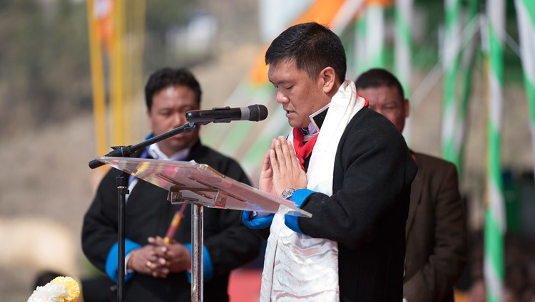 イガ・チュンジンで行われた法話会の冒頭で、ダライ・ラマ法王に対する感謝のスピーチをするアルナーチャル・プラデーシュ州ペマ・カンドゥ首相。2017年4月8日、インド、アルナーチャル・プラデーシュ州タワン（撮影：テンジン・チュンジョル / 法王庁）