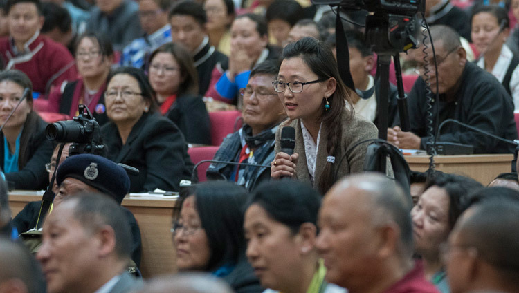 カラワンポ会議センターで行われた「世俗的な倫理観と幸福について」と題する講演会のなかで、ダライ・ラマ法王に質問をする聴衆。2017年4月10日、インド、アルナーチャル・プラデーシュ州タワン（撮影：テンジン・チュンジョル / 法王庁）