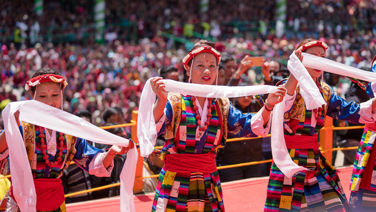 法話会最終日、ダライ・ラマ法王による法話会の閉会式で伝統的な歌と踊りを披露するチベット人アーティストたち。2017年4月10日、インド、アルナーチャル・プラデーシュ州タワン（撮影：テンジン・チュンジョル / 法王庁）