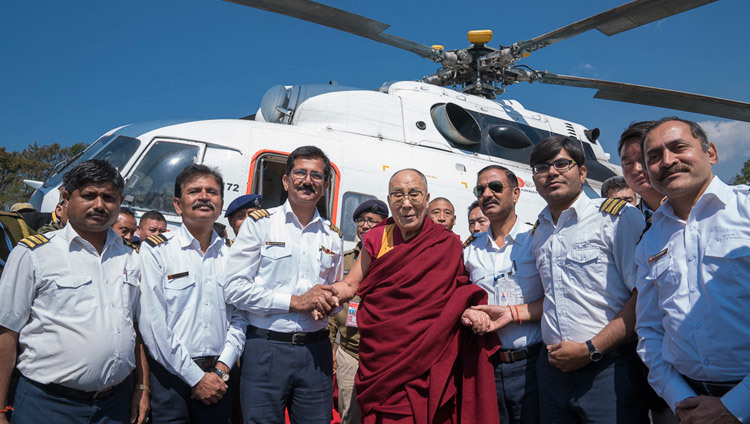 タワンのヘリポートからグワハティに向けて出発される前に、ヘリコプターの乗務員たちと記念撮影をされるダライ・ラマ法王。2017年4月11日、インド、アルナーチャル・プラデーシュ州タワン（撮影：テンジン・チュンジョル / 法王庁）
