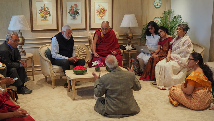 普遍的価値観についてのカリキュラムを作成する中央委員会のメンバーとともに会議に出席されるダライ・ラマ法王。2017年4月27日、インド、ニューデリー（撮影：ジェレミー・ラッセル / 法王庁）