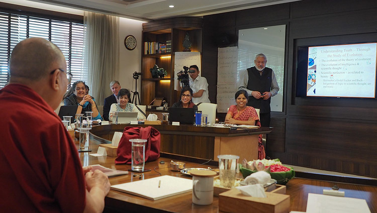 普遍的価値観のカリキュラム作成中央委員会の会議で、プレゼンテーションを行うバサント・バレー・スクール理事長のアルン・カプール氏。2017年4月28日、インド、ニューデリー（撮影：ロブサン・ツェリン / 法王庁）