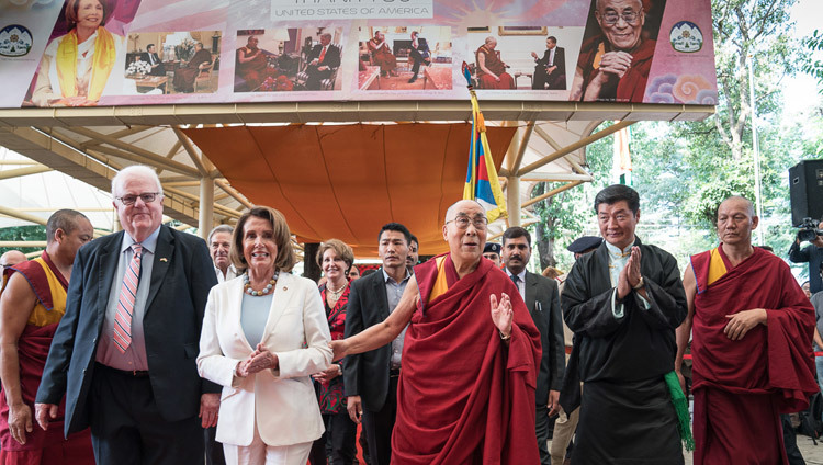 米国議員代表団とチベット亡命政権ロブサン・センゲ主席大臣とともに、一般歓迎会の会場に到着されたダライ・ラマ法王。2017年5月10日、インド、ヒマーチャル・プラデーシュ州ダラムサラ（撮影：テンジン・チュンジョル / 法王庁）