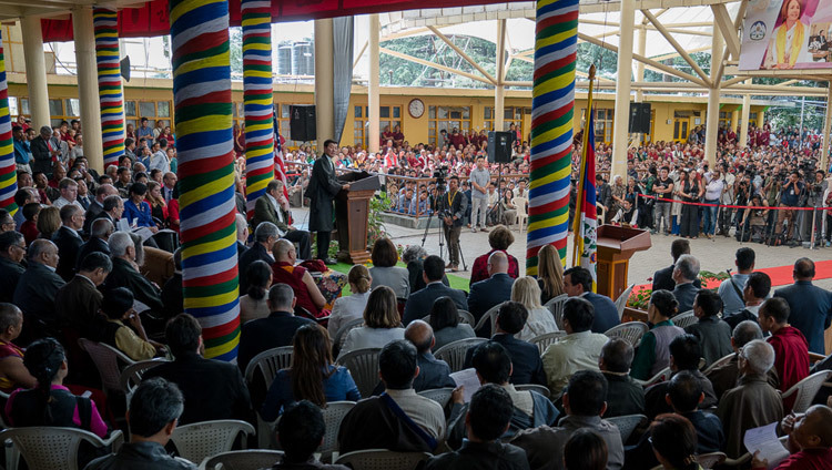 米国超党派議員代表団の一般歓迎会会場となったツクラカンの中庭でスピーチを行うチベット亡命政権ロブサン・センゲ主席大臣。2017年5月10日、インド、ヒマーチャル・プラデーシュ州ダラムサラ（撮影：テンジン・チュンジョル / 法王庁）