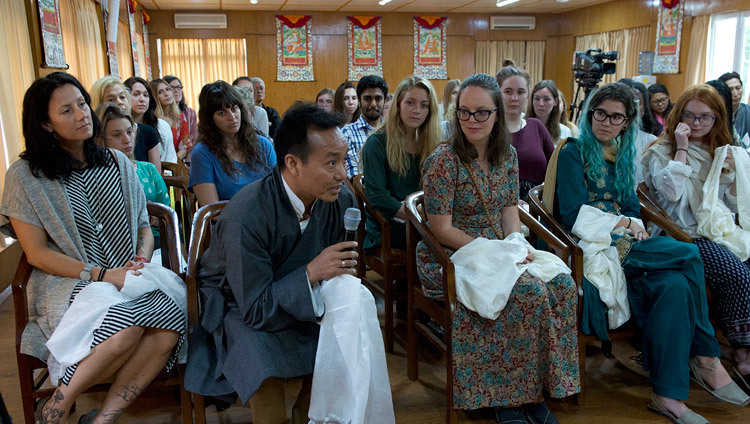 法王公邸で行われた対話の中で、ダライ・ラマ法王に質問をする学生。2017年5月19日、インド、ヒマーチャル・プラデーシュ州ダラムサラ（撮影：テンジン・プンツォク / 法王庁）
