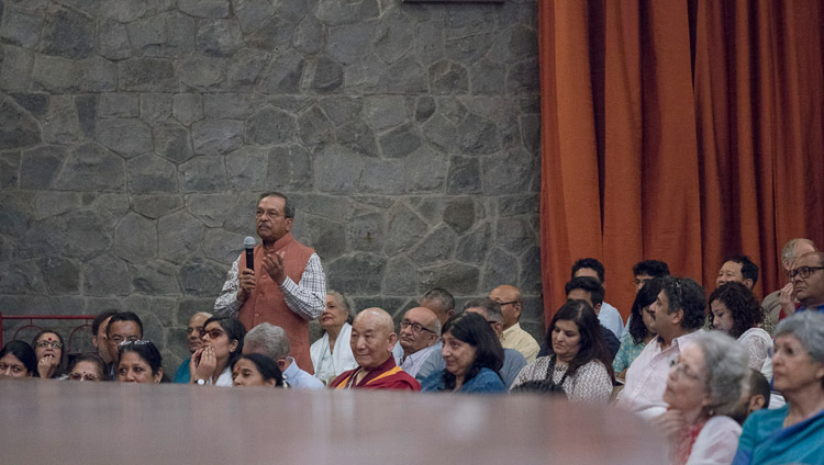出版発表会で、ダライ・ラマ法王に質問をする参加者。2017年5月25日、インド、ニューデリー（撮影：テンジン・チョンジョル / 法王庁）