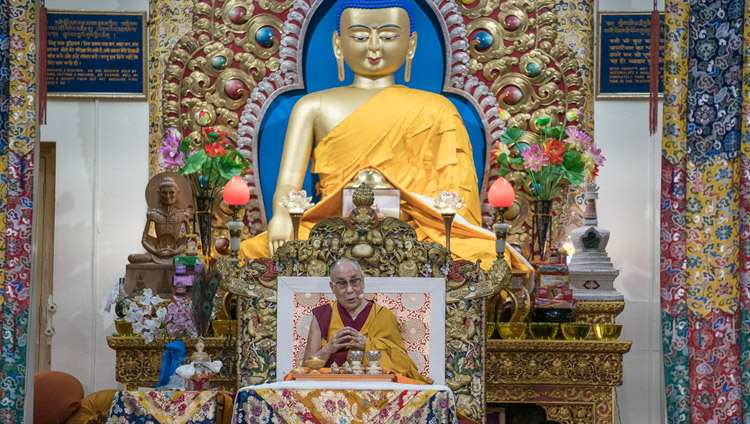 ツクラカンで、観世音世間自在の灌頂に先立ってお話をされるダライ・ラマ法王。2017年5月27日、インド、ヒマーチャル・プラデーシュ州ダラムサラ（撮影：テンジン・チュンジョル / 法王庁）