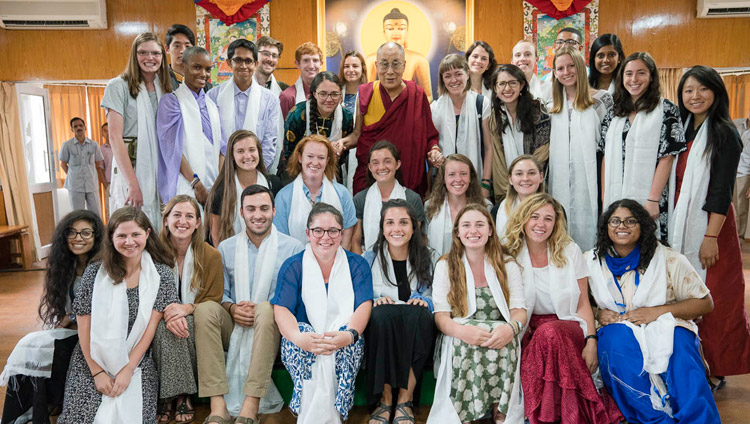 法王公邸で行われた対話が終了し、「エモリー・チベット 心とからだの科学夏季海外研修」に参加したエモリー大学の学生たちとの写真撮影に応じられるダライ・ラマ法王。2017年5月29日、インド、ヒマーチャル・プラデーシュ州ダラムサラ（撮影：テンジン・チュンジョル / 法王庁）