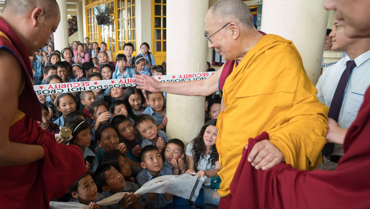 法話会2日目、法話が終了し、チベット人学生たちに挨拶をされながらツクラカンを後にされるダライ・ラマ法王。2017年6月6日、インド、ヒマーチャル・プラデーシュ州ダラムサラ（撮影：テンジン・チュンジョル / 法王庁）