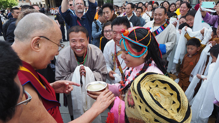 ダライ・ラマ法王のメイヨー・クリニックへのご到着を伝統的な歓迎で出迎える現地在住のチベット人たち。2017年6月13日、アメリカ、ミネソタ州ロチェスター（撮影：ジェレミー・ラッセル / 法王庁）