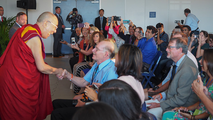 サンディエゴで報道関係者たちとの会見会場に到着され、挨拶をされるダライ・ラマ法王。2017年6月16日、アメリカ、カリフォルニア州サンディエゴ（撮影：ジェレミー・ラッセル / 法王庁）
