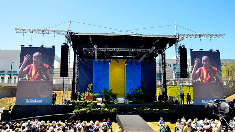 カリフォルニア大学サンディエゴ校のRIMAC フィールドで講演をされるダライ・ラマ法王。2017年6月16日、アメリカ、カリフォルニア州サンディエゴ（撮影：クリス・ストーン）