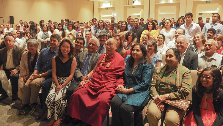 サンディエゴ近隣在住のインド人グループとの会見に臨まれるダライ・ラマ法王。2017年6月18日、アメリカ、カリフォルニア州サンディエゴ（撮影：ジェレミー・ラッセル / 法王庁）
