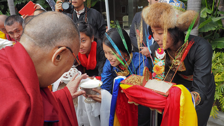 ニューポートビーチに到着され、伝統的なチベットの歓迎を受けられるダライ・ラマ法王。2017年6月19日、アメリカ、カリフォルニア州ニューポートビーチ（撮影：ジェレミー・ラッセル / 法王庁）