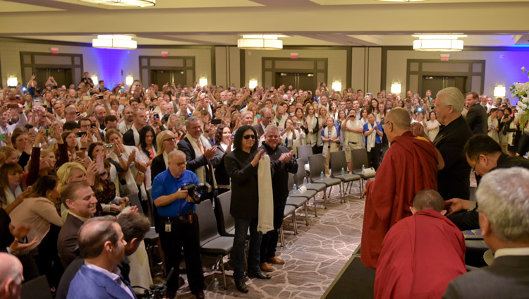 スターキー・ヒヤリング・テクノロジーズで開催されるご講演のため、会場に到着された法王を歓迎する2,000人以上のスターキーの従業員たち。2017年6月22日、アメリカ、ミネソタ州ミネアポリス（撮影：スターキー・きこえの財団）