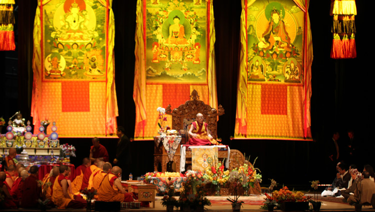 コンベンションセンターで行われたダライ・ラマ法王とチベット人会の人々との会見におけるステージの情景。2017年6月24日、アメリカ、ミネソタ州ミネアポリス（撮影：ジェレミー・ラッセル / 法王庁）