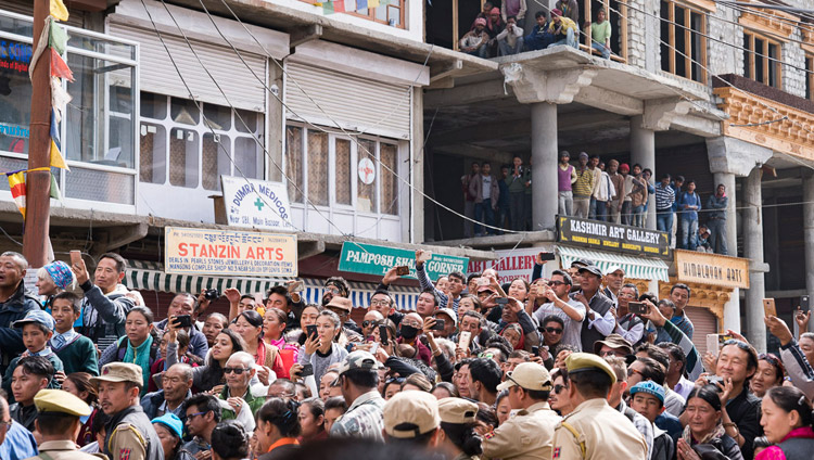 ジョカン寺へ向かわれるダライ・ラマ法王のお姿を拝見しようと市街地に集まった大勢の人々。2017年7月5日、インド、ジャンムー・カシミール州ラダック地方レー（撮影：テンジン・チュンジョル / 法王庁）