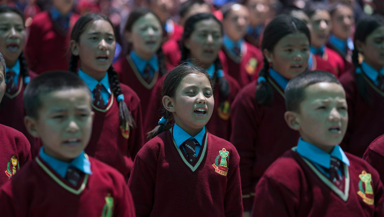 夏季高等宗教会議の閉会式の冒頭でインド国歌とチベット国歌を斉唱するラムドゥン・スクールの生徒たち。2017年7月10日、インド、ジャンムー・カシミール州ラダック地方ヌブラ（撮影：テンジン・チュンジョル / 法王庁）