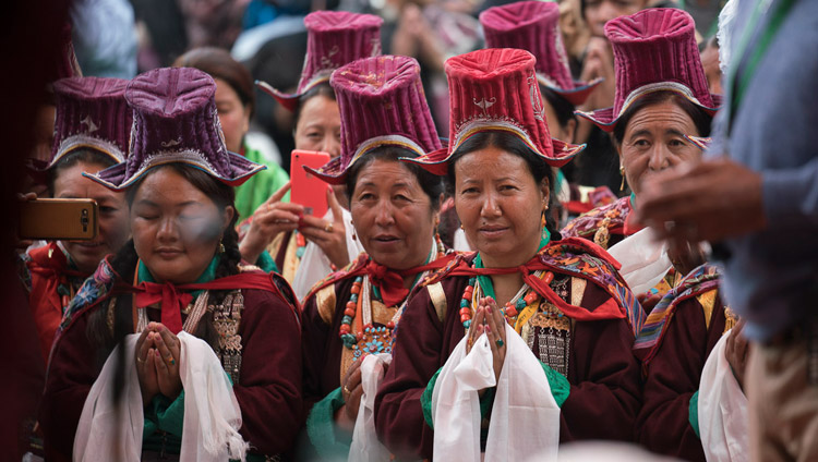 2日目の法話会終了後、会場でダライ・ラマ法王をお見送りする民族衣装を纏ったラダックの女性たち。2017年7月12日、インド、ジャンムー・カシミール州ラダック地方ヌブラ渓谷デスキット（撮影：テンジン・チュンジョル / 法王庁）