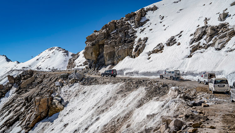 カルドン峠の頂上近くを進むダライ・ラマ法王ご一行の車列。2017年7月15日、インド、ジャンムー・カシミール州ヌブラ渓谷（撮影：テンジン・チョンジル / 法王庁）