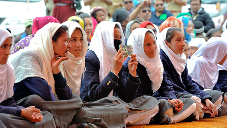 アンジュマン・モエン・ウル・イスラム協会が運営する現地のイスラム教の学校で、ダライ・ラマ法王のお話を聞く学生たち。2017年7月18日、インド、ジャンムー・カシミール州パドゥム（撮影：ロブサン・ツェリン / 法王庁）