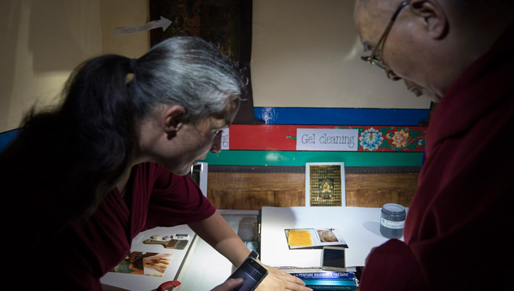 ダライ・ラマ法王に、チベット仏画の修復方法についてご説明する修復チームの職員。2017年7月20日、インド、ジャンムー・カシミール州ラダック地方レー（撮影：テンジン・チュンジョル / 法王庁）