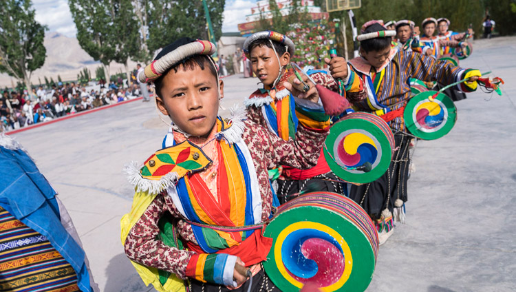 チベット子ども村チョグラムサル校で、ダライ・ラマ法王を歓迎するために並んで待ち受ける伝統舞踊の踊り手の生徒たち。2017年7月25日、インド、ジャンムー・カシミール州ラダック地方レー（撮影：テンジン・チュンジョル / 法王庁）