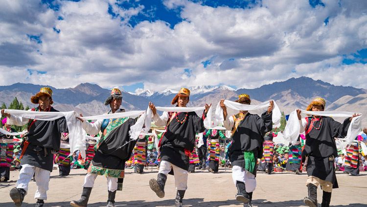 チベット子ども村チョグラムサル校で、ダライ・ラマ法王を歓迎して伝統舞踊を披露する地元のチベット人たち。2017年7月25日、インド、ジャンムー・カシミール州ラダック地方レー（撮影：テンジン・チュンジョル / 法王庁）