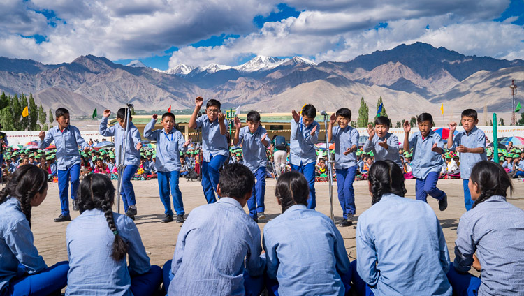チベット子ども村チョグラムサル校で、ダライ・ラマ法王の前で仏教哲学の問答を披露する生徒たち。2017年7月25日、インド、ジャンムー・カシミール州ラダック地方レー（撮影：テンジン・チュンジョル / 法王庁）