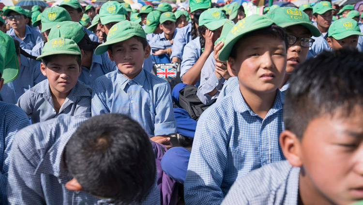 チベット子ども村チョグラムサル校で、ダライ・ラマ法王のお話を聞く生徒たち。2017年7月25日、インド、ジャンムー・カシミール州ラダック地方レー（撮影：テンジン・チュンジョル / 法王庁）