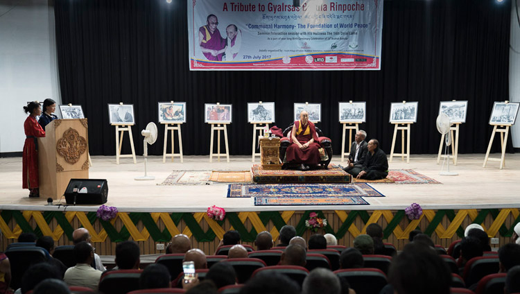 「地域社会の調和」についてのセミナーで、聴衆からダライ・ラマ法王への質問を読み上げる司会者。2017年7月27日、インド、ジャンムー・カシミール州ラダック地方レー（撮影：テンジン・チュンジョル / 法王庁）