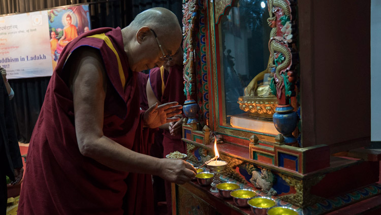 仏教学中央研究所で3日間にわたって開催される「ラダック地方の仏教」セミナーを正式に開始するため、バターランプに火をともされるダライ・ラマ法王。2017年8月1日、インド、ジャンムー・カシミール州ラダック地方レー（撮影：テンジン・チュンジョル / 法王庁）