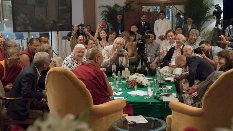 対話の2日目が終了し、締めくくりのスピーチをされるダライ・ラマ法王。2017年8月8日、インド、ニューデリー（撮影：テンジン・チュンジョル / 法王庁）