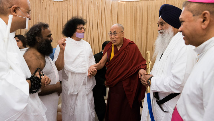 インド国立スポーツクラブのドームに到着され、ジャイナ教の指導者ロケーシュ・ムニ博士と他の宗教指導者たちに出迎えられるダライ・ラマ法王。2017年8月13日、インド、ムンバイ（撮影：テンジン・チュンジョル / 法王庁）