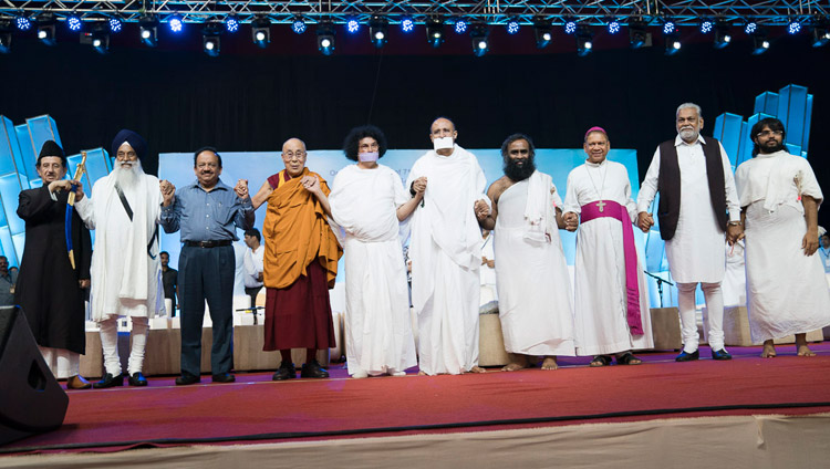 プログラムが終了し、ステージの上でダライ・ラマ法王と並んで立つインドの精神的指導者たち。2017年8月13日、インド、ムンバイ（撮影：テンジン・チュンジョル / 法王庁）