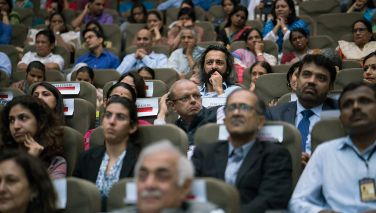 ダライ・ラマ法王のスピーチに聞き入る世俗の倫理観コースの開講式の参加者たち。2017年8月14日、インド、ムンバイ（撮影：テンジン・チュンジョル / 法王庁）