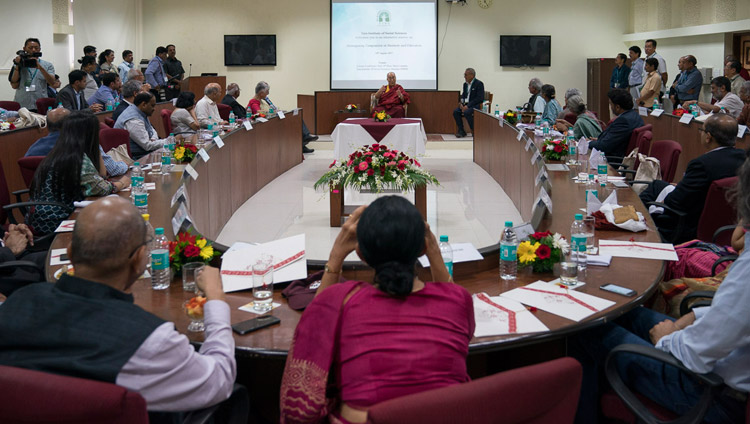 大学の副学長、ビジネス界のリーダーたちとともに対話セッションに参加されるダライ・ラマ法王。2017年8月14日、インド、ムンバイ（撮影：テンジン・チュンジョル / 法王庁）