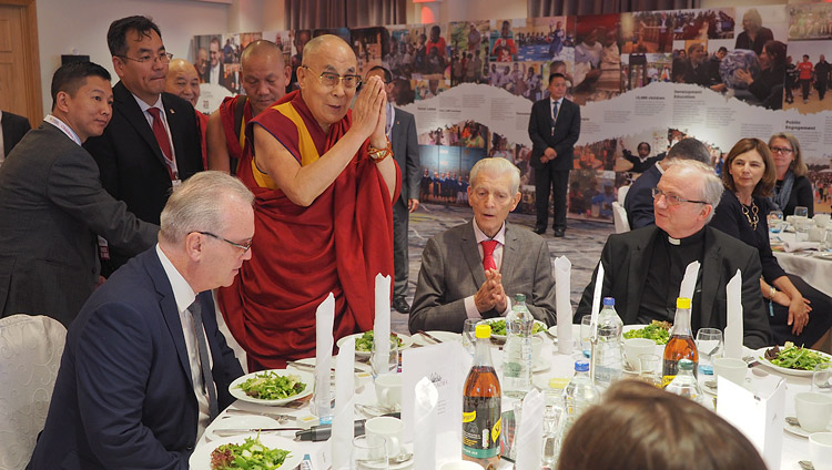 チルドレン・イン・クロスファイア主催の昼食会で、理事と支援者たちに挨拶をされるダライ・ラマ法王。2017年9月10日、イギリス、北アイルランド、ロンドンデリー（撮影：ジェレミー・ラッセル / 法王庁）
