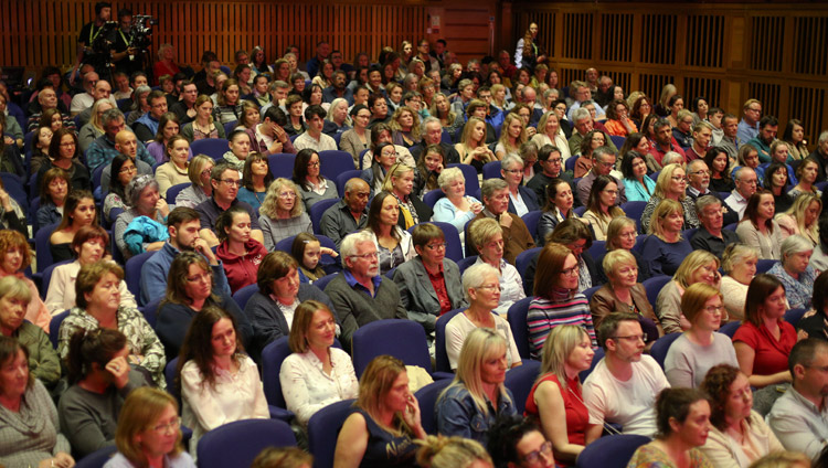 ダライ・ラマ法王のお話に耳を傾ける千人以上の聴衆。2017年9月10日、イギリス、北アイルランド、ロンドンデリー（撮影：ローカン・ドハーティ）