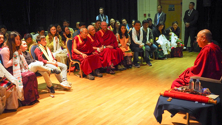 地元のチベット人たちとの謁見に応じられ、お話をされるダライ・ラマ法王。2017年9月11日、イギリス、北アイルランド、ロンドンデリー（撮影：ジェレミー・ラッセル / 法王庁）