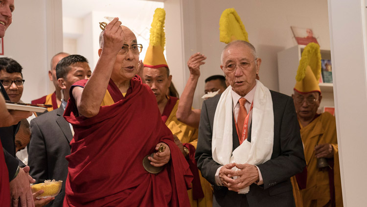新たに移転したチベットハウスの開所を祝う偈を唱えられるダライ・ラマ法王とダキャブ・リンポチェ。2017年9月14日、ドイツ、フランクフルト（撮影：テンジン・チュンジョル / 法王庁）
