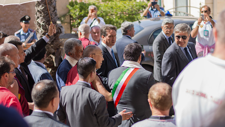 講演会が終了し、車に向かわれるダライ・ラマ法王。2017年9月16日、イタリア、シチリア州タオルミーナ（フェデリコ・ヴィンチ / メッシーナ県）
