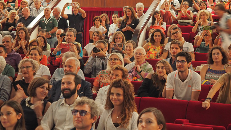 ヴィットリオ・エマヌエーレ劇場でダライ・ラマ法王のお話を聞く1,200人を超える聴衆。2017年9月17日、イタリア、シチリア州メッシーナ（撮影：ジェレミー・ラッセル / 法王庁）