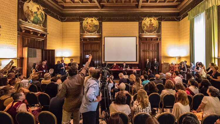 報道関係者たちにお話をされるダライ・ラマ法王。2017年9月18日、イタリア、シチリア州パレルモ（撮影：パオロ・レジス）