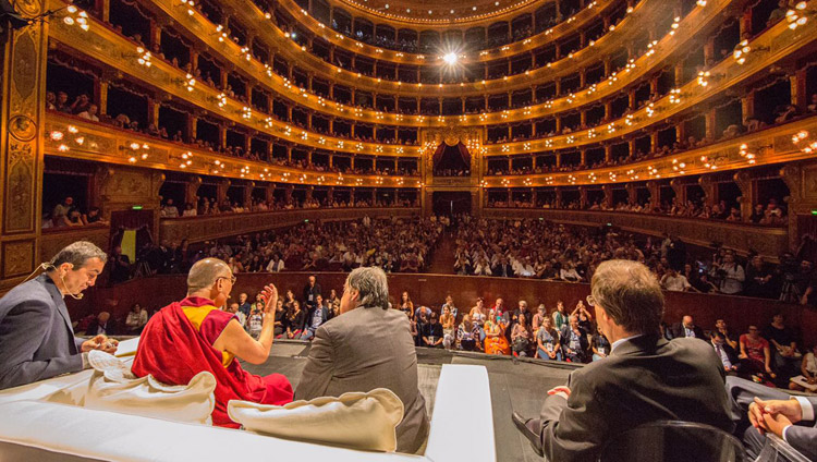 マッシモ劇場でお話をされるダライ・ラマ法王。2017年9月18日、イタリア、シチリア州パレルモ（撮影：パオロ・レジス）