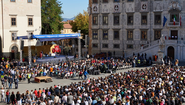 ダライ・ラマ法王のお話を聞くために3,700人を超える聴衆が集まったカヴァリエーリ広場の情景。2017年9月20日、イタリア、トスカーナ州ピサ（撮影：オリビエ・アダム）