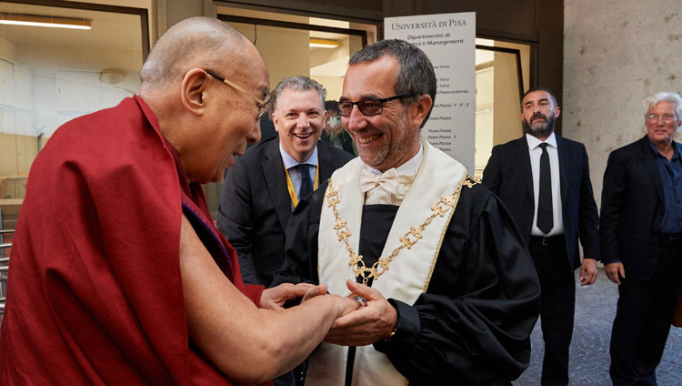 ピサ大学に到着され、学長のパオロ・マンカレッラ教授の歓迎を受けられるダライ・ラマ法王。2017年9月21日、イタリア、トスカーナ州ピサ（撮影：オリビエ・アダム）