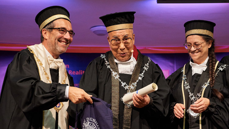 ピサ大学で臨床健康心理学の名誉修士号を受称されるダライ・ラマ法王。2017年9月21日、イタリア、トスカーナ州ピサ（撮影：オリビエ・アダム）